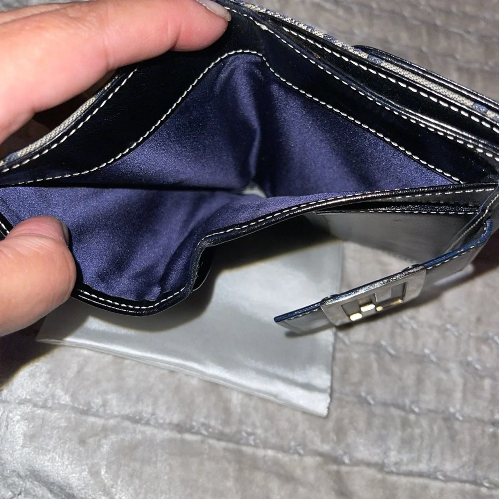 Fendi Zucca short wallet excellent condition size is 5X3 1/2” black with silver - Picture 5 of 9